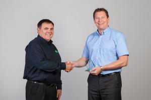 Henry Beukes, Executive 
Chairman 
at Ecocleen Services Ltd, 
presents 
Jim Humphrey with the Mike 
Tewnion 
Award